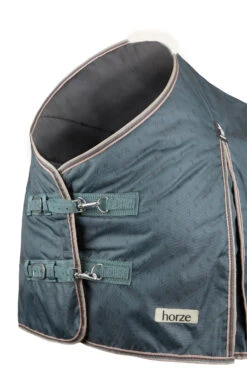 Horze Leighton Teens Collection Regendecke Mit Logoprint, 200g 7 Horze Leighton Teens Collection Regendecke Mit Logoprint, 200g -Cavallo Verkäufe 24092 UDGR 2