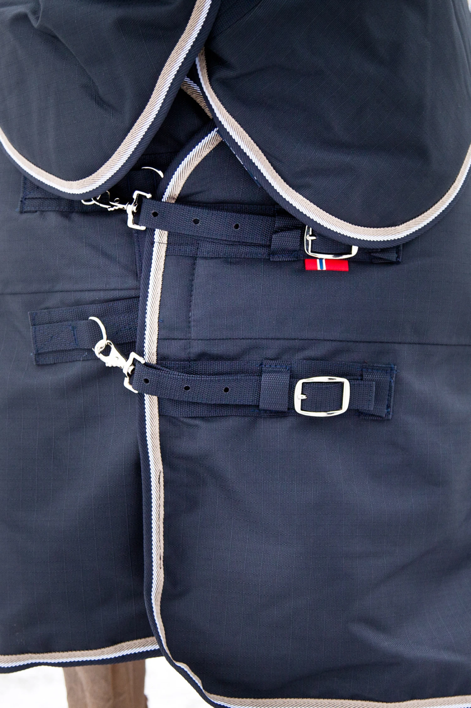 B Vertigo Georgina Weidedecke Mit Abnehmbarem Halsteil, 250g 7 B Vertigo Georgina Weidedecke Mit Abnehmbarem Halsteil, 250g – Bild 5