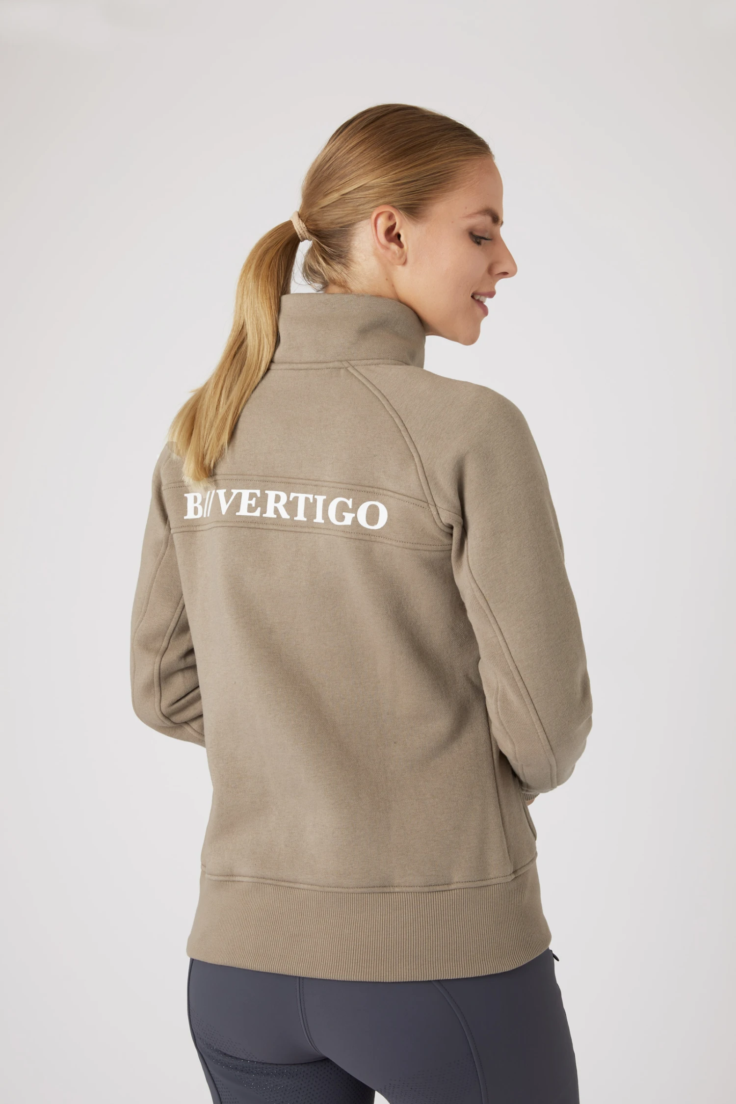 B Vertigo Gianne Damen Sweatshirtjacke Mit Logoprint 12 B Vertigo Gianne Damen Sweatshirtjacke Mit Logoprint – Bild 10
