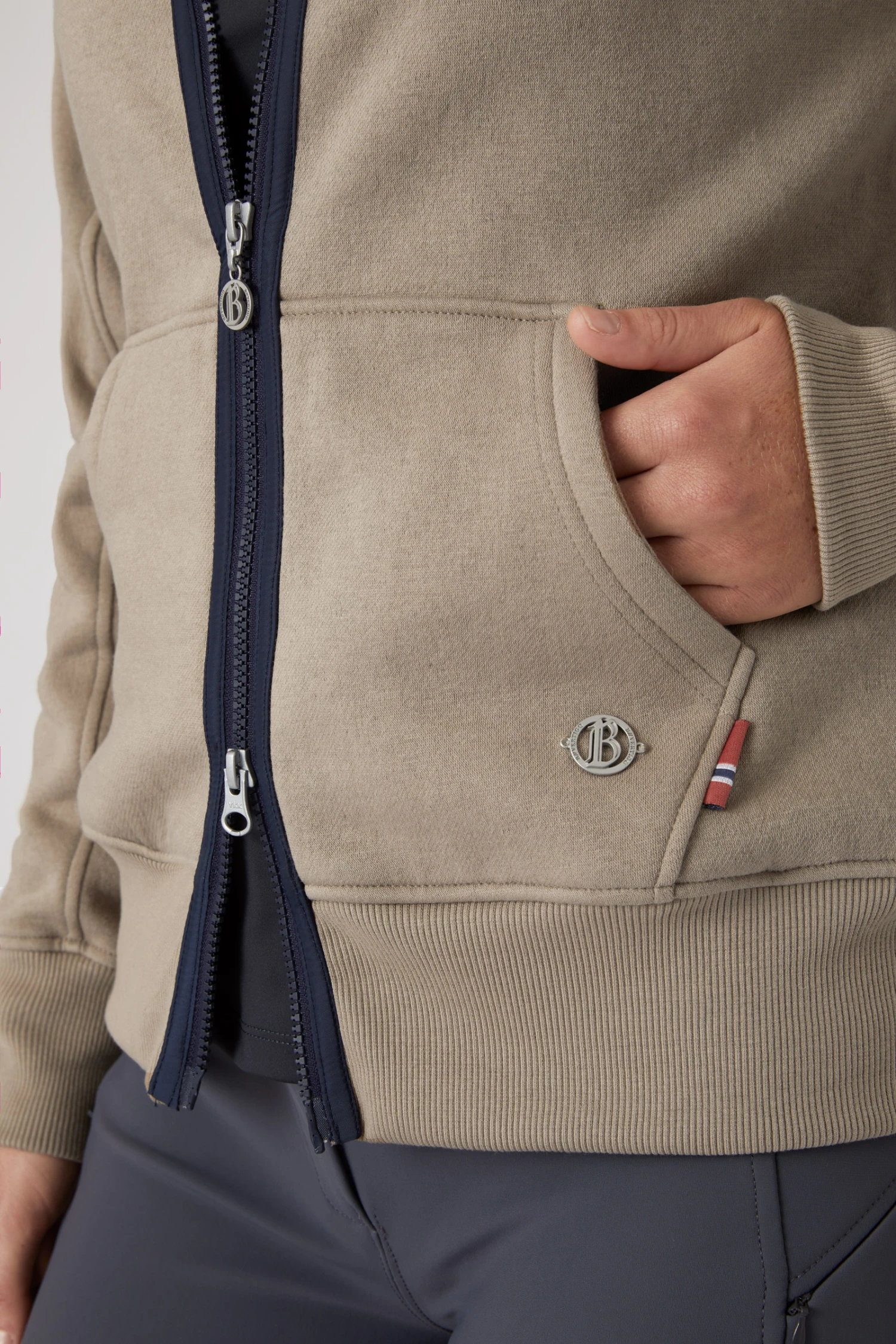 B Vertigo Gianne Damen Sweatshirtjacke Mit Logoprint 13 B Vertigo Gianne Damen Sweatshirtjacke Mit Logoprint – Bild 11