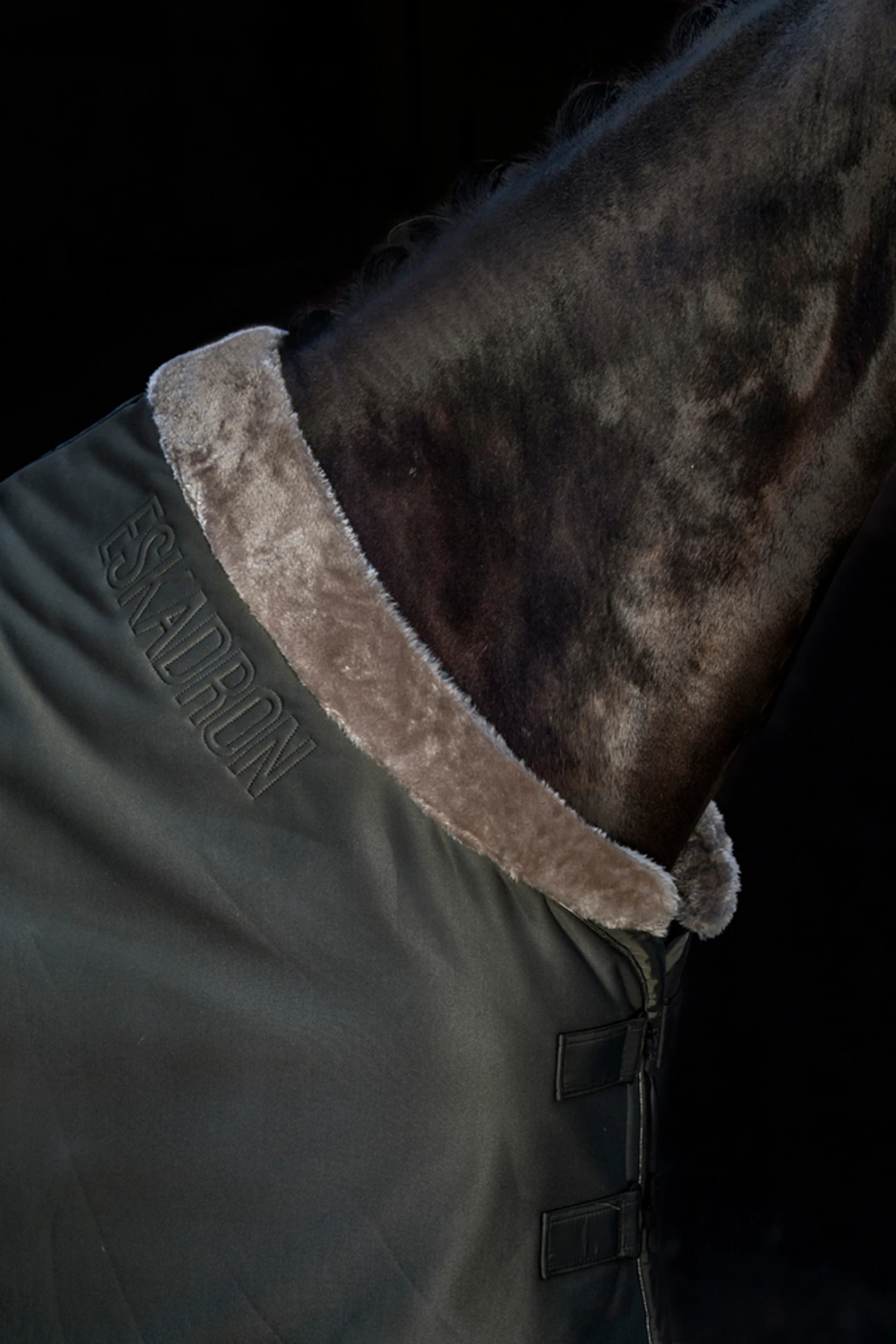 Eskadron Essence 22/23 Jersey FauxFur Abschwitzdecke 6 Eskadron Essence 22/23 Jersey FauxFur Abschwitzdecke – Bild 4