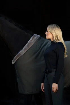 Eskadron Essence 22/23 Jersey FauxFur Abschwitzdecke 11 Eskadron Essence 22/23 Jersey FauxFur Abschwitzdecke -Cavallo Verkäufe 342563 DOGR 3